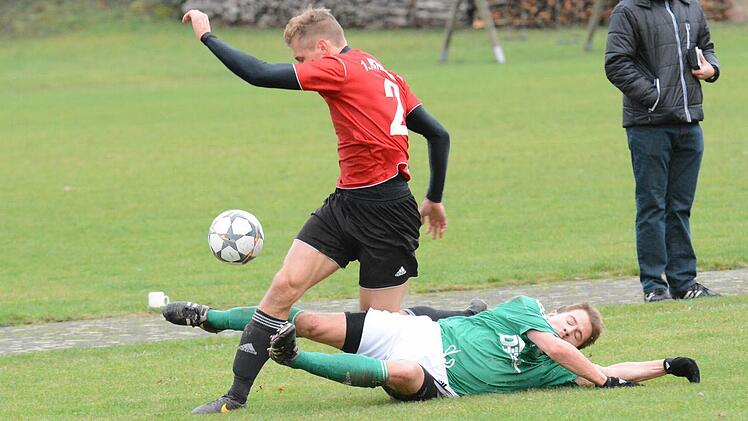 Impressionen vom Spiel SV Riedenberg - FC Fuchsstadt - vor dem Schnee. Foto: ssp
