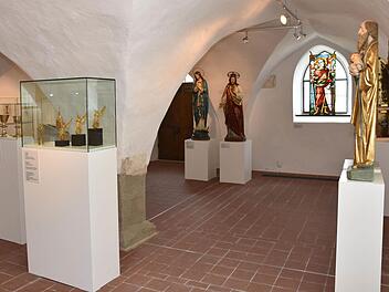 Im Erdgeschoss des Dokumentationszentrums Sankt Michaelskapelle lebt die Epoche des Historismus wieder auf. Gezeigt wird ein Querschnitt aus verschiedenen Kunstgattungen, von Skulpturen und Malerei über Glas- und Textilkunst bis zu sakralen Metallarbeiten.