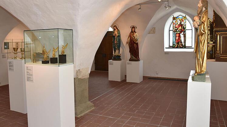 Im Erdgeschoss des Dokumentationszentrums Sankt Michaelskapelle lebt die Epoche des Historismus wieder auf. Gezeigt wird ein Querschnitt aus verschiedenen Kunstgattungen, von Skulpturen und Malerei über Glas- und Textilkunst bis zu sakralen Metallarbeiten.