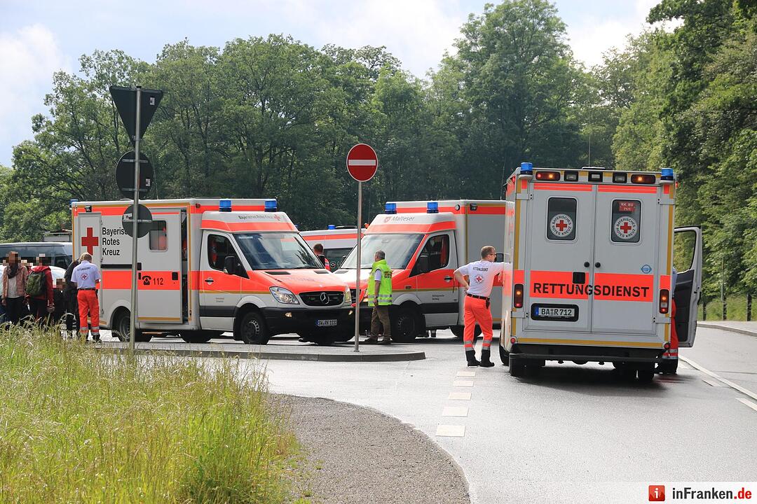 Unfall bei Ebrach: Mit Kindern besetzter Reisebus rutscht in Straßengraben