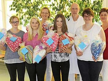 Tamara Eckardt, Lena Backert, Initiatorin Bettina Pachter, Alexandra Korn, Dr. Hermann Zoche, Kristin Mechtold und Gundi Jakob (von links) bei der &Uuml;berreichung der Herzkissen  Foto: Regiomed