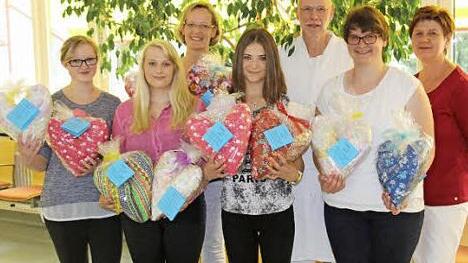 Tamara Eckardt, Lena Backert, Initiatorin Bettina Pachter, Alexandra Korn, Dr. Hermann Zoche, Kristin Mechtold und Gundi Jakob (von links) bei der &Uuml;berreichung der Herzkissen  Foto: Regiomed