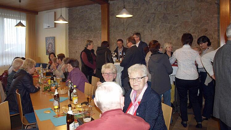 "Come together" hieß es nach dem Festgottesdienst im Jugendheim Foto: Susanne Deuerling