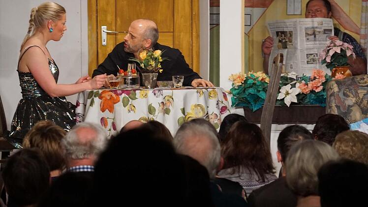 Karl (Peter Fees) belauscht die jungen Liebenden Lisa (Bianca Schliffka) und Klaus (Hans-Peter Güthlein).