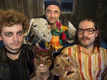 Nando Seeberger, Stefan Kügel, Benjamin Seeberger (v. l.) und ihre Freunde ...  Foto: Theater Kuckucksheim