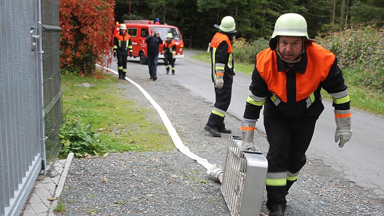 Die Löscharbeiten waren eine Herausforderung. Die Feuerwehren griffen von verschiedenen Richtungen an, versuchten ein Übergreifen der Flammen auf den Wald zu verhindern.Sonny Adam