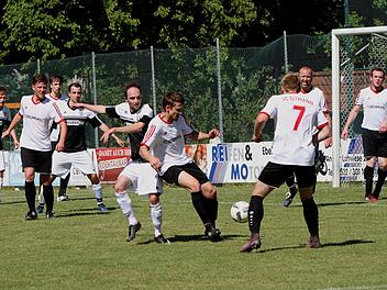 Das künftige Trainerduo der SG Eltmann in Aktion: Thomas Neuß (Zweiter von rechts) und Denis Gorbatenko (Vierter von rechts) im Spiel gegen die Sportfreunde Steinbach  Foto: Günther Geiling