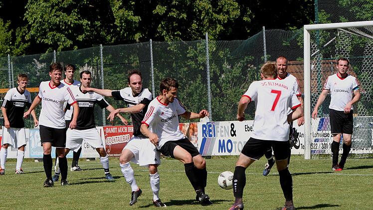 Das künftige Trainerduo der SG Eltmann in Aktion: Thomas Neuß (Zweiter von rechts) und Denis Gorbatenko (Vierter von rechts) im Spiel gegen die Sportfreunde Steinbach  Foto: Günther Geiling