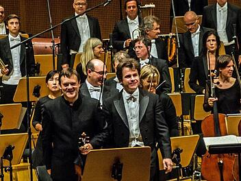Umjubelt: Solist Frank Peter Zimmermann (links) und Chefdirigent Jakub Hru Gradša nach der Aufführung von Bohuslav Martinus 1. Violinkonzert in der Bamberger Konzerthalle.Foto: Jochen Berger