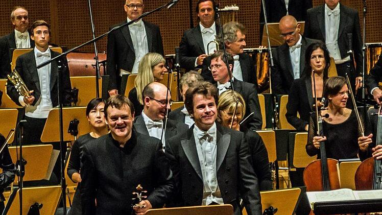 Umjubelt: Solist Frank Peter Zimmermann (links) und Chefdirigent Jakub Hru Gradša nach der Aufführung von Bohuslav Martinus 1. Violinkonzert in der Bamberger Konzerthalle.Foto: Jochen Berger
