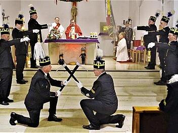 Die Knappen gestalteten den Gottesdienst zur Barbarafeier in der Stockheimer Kirche mit, der von Pfarrer Hans-Michael Dinkel zusammen mit Diakon Konrad Funk eindrucksvoll zelebriert wurde. Foto: gf