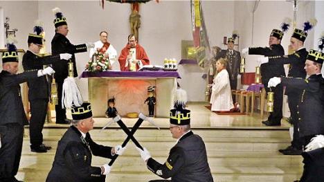 Die Knappen gestalteten den Gottesdienst zur Barbarafeier in der Stockheimer Kirche mit, der von Pfarrer Hans-Michael Dinkel zusammen mit Diakon Konrad Funk eindrucksvoll zelebriert wurde. Foto: gf
