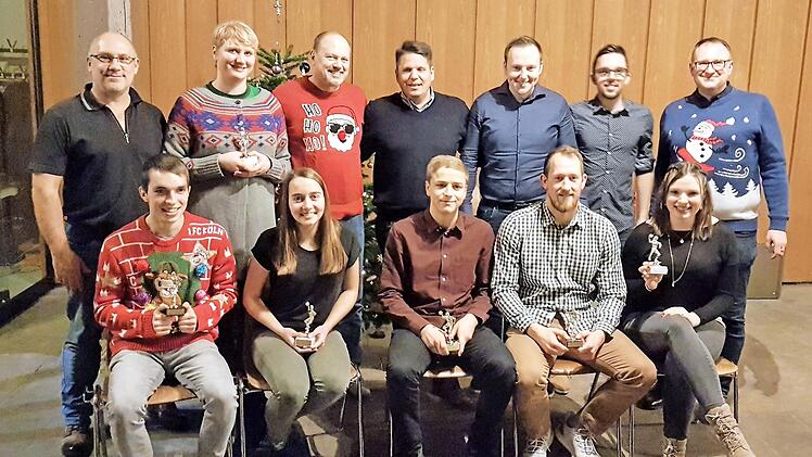 Geehrt wurden diese Sportler (sitzend, von links): Winfried Geuß, Anja Geuß, Moritz Nembach, Joseph Weiß, Jutta Geuß, (stehend, von links) Oliver Hohmann, Susanne Giebfried, Trainer Michael Vierbücher, Johannes Kammer, Thomas Müller, Johannes Geuß mit Matthias Batzner.