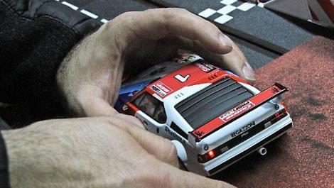 Auch wenn die Boxengasse nicht wirklich vorhanden ist, an den Modellen wird auch gebastelt - hier besserer Grip per Schmirgelpapier.