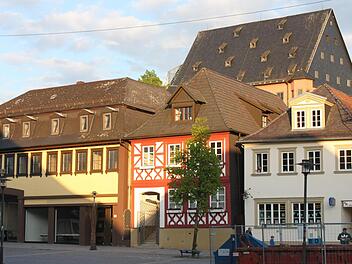 Für das Gebäude Marktplatz 10 (links) wurde ein Architektenwettbewerb ausgelobt. Er beinhaltet die Anbindung an das dahinter liegende Stadtschloss (dessen Dach oben im Bild zu sehen ist). Foto: Popp