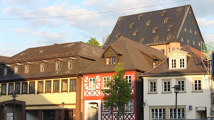 Für das Gebäude Marktplatz 10 (links) wurde ein Architektenwettbewerb ausgelobt. Er beinhaltet die Anbindung an das dahinter liegende Stadtschloss (dessen Dach oben im Bild zu sehen ist). Foto: Popp