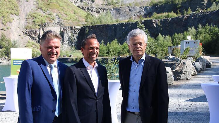 Landrat Söllner, Minister Glauber, Gesellschafter Michael Schicker (von links). Foto: Jürgen Gärtner