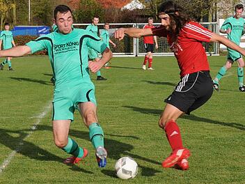 Elfershausens Julian Kleinhenz (links) ist hier fast gleichzeitig mit Markus Brust vom TSV Volkers am Ball. Am Ende holte der abgeschlagene Tabellenletzte aus dem Br&uuml;ckenauer Stadtteil seinen zweiten Punkt. Foto: ssp
