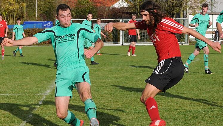 Elfershausens Julian Kleinhenz (links) ist hier fast gleichzeitig mit Markus Brust vom TSV Volkers am Ball. Am Ende holte der abgeschlagene Tabellenletzte aus dem Br&uuml;ckenauer Stadtteil seinen zweiten Punkt. Foto: ssp