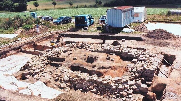 Blick auf die Ausgrabungsstelle zwischen Friesen und Birkach mit den Steinfundamenten. pr