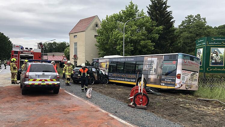 BMW kracht in Linienbus: Autofahrerin muss von Feuerwehr befreit werden
