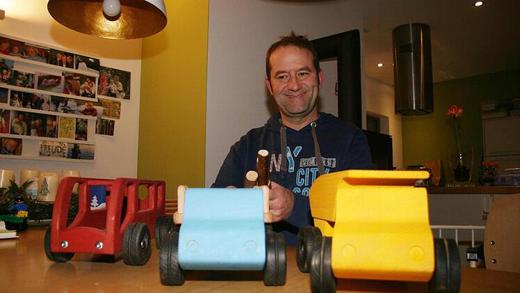 Designer Burkhard Fischer-Petersohn hat für seine handgemachten Öko-Spielsachen aus heimischem Holz sogar den Designpreis des oberfränkischen Handwerks bekommen, doch der Absatz ist schleppend.