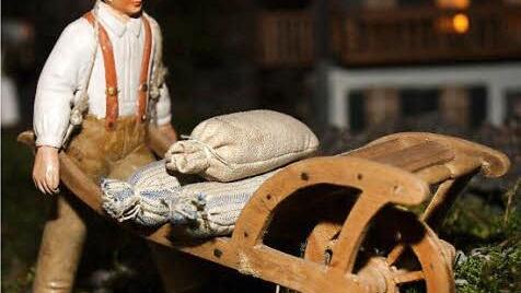 Die Arbeit in der Landwirtschaft wird plastisch dargestellt.