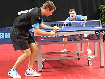 Marius Zaus (hinten) erwartet den Aufschlag von Bastian Steger. Fotos: sportpress/Peter Seidel