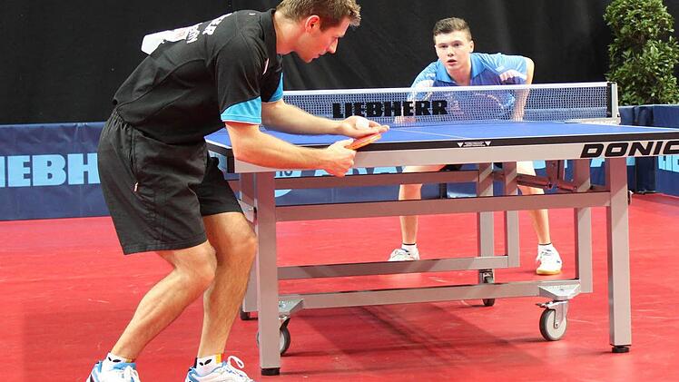 Marius Zaus (hinten) erwartet den Aufschlag von Bastian Steger. Fotos: sportpress/Peter Seidel