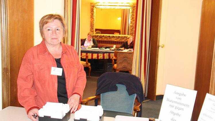 Bei Renate Lommer gab es die Bieternummern. Foto: Edgar Bartl