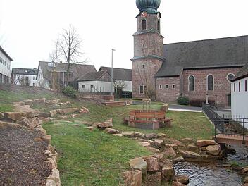 Fast fertig ist der neue Dorfplatz in Frankenbrunn: Nur die geplante Informationstafel muss noch aufgestellt werden. Probleme gibt es noch mit der Wasserversorgung für den Brunnen. Eine Lösung hat Bürgermeister Gotthard Schlereth in der Bürgerversammlung versprochen. Foto: Günther Straub