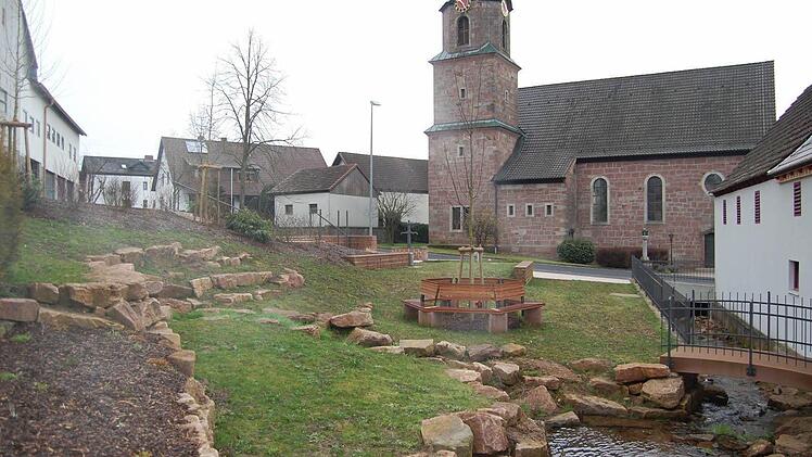 Fast fertig ist der neue Dorfplatz in Frankenbrunn: Nur die geplante Informationstafel muss noch aufgestellt werden. Probleme gibt es noch mit der Wasserversorgung für den Brunnen. Eine Lösung hat Bürgermeister Gotthard Schlereth in der Bürgerversammlung versprochen. Foto: Günther Straub