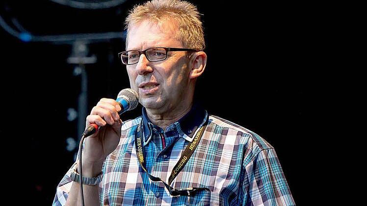 Weitramsdorfs Bürgermesiter Wolfgang Bauersachs begrüßt das Publikum im Tambacher Schlosshof