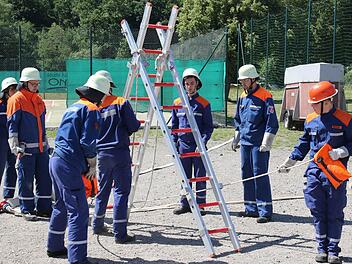Nicht so leicht, wie es aussieht. Mitglieder der Jugendfeuerwehr Großwalbur müssen mittels Leitern und Leinenbeuteln einen fikiven Graben überwinden, um einen Schlauch ans andere Ufer zu bringen. Foto: M. Stelzner