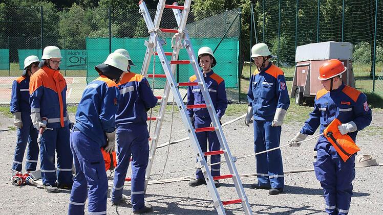 Nicht so leicht, wie es aussieht. Mitglieder der Jugendfeuerwehr Großwalbur müssen mittels Leitern und Leinenbeuteln einen fikiven Graben überwinden, um einen Schlauch ans andere Ufer zu bringen. Foto: M. Stelzner