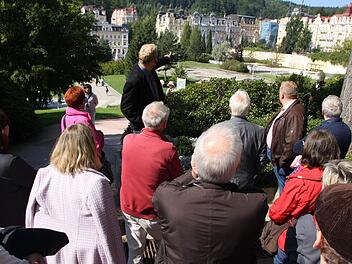 Eine von vielen imposanten Kulissen: Stadtführer Dusan Drexler (links) zeigte den Bad Kissinger Kreisräten in Marienbad zahlreiche Villen, die entweder bereits Hotels sind oder renoviert werden. Foto: Ralf Ruppert