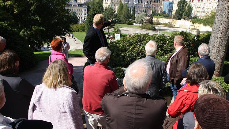 Eine von vielen imposanten Kulissen: Stadtführer Dusan Drexler (links) zeigte den Bad Kissinger Kreisräten in Marienbad zahlreiche Villen, die entweder bereits Hotels sind oder renoviert werden. Foto: Ralf Ruppert