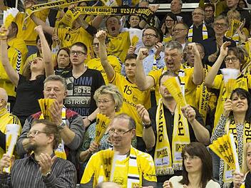 Den vielen HSC-Fans war am Sonntagabend der sensationelle 24:20-Heimsieg ihrer Mannschaft gegen den Zweitliga-Spitzenreiter HC Erlangen wichtiger, als die "Heyder-Aff&auml;re". Am Tag nach dem gelb-schwarzen Triumph wurde allerdings vielerorts hei&szlig; diskutiert - schlie&szlig;lich spaltet der umstrittene (Noch)-Manager die Massen. Foto: Uwe Gick