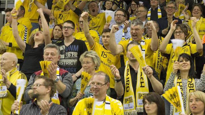 Den vielen HSC-Fans war am Sonntagabend der sensationelle 24:20-Heimsieg ihrer Mannschaft gegen den Zweitliga-Spitzenreiter HC Erlangen wichtiger, als die "Heyder-Aff&auml;re". Am Tag nach dem gelb-schwarzen Triumph wurde allerdings vielerorts hei&szlig; diskutiert - schlie&szlig;lich spaltet der umstrittene (Noch)-Manager die Massen. Foto: Uwe Gick
