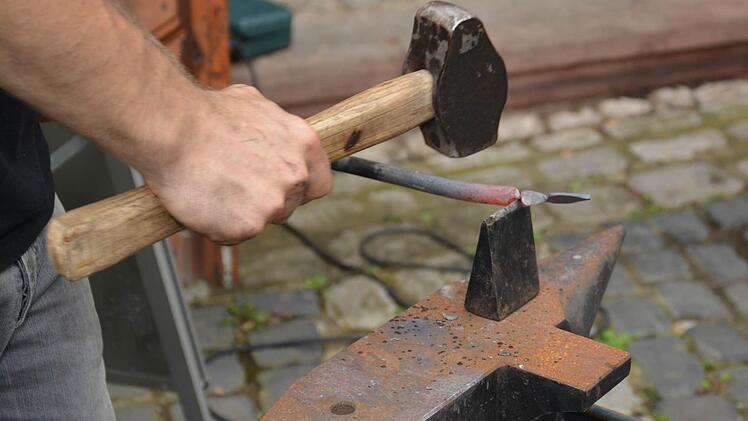 Der Schmied Javier Palancares-Hoyer bei der Arbeit. Foto: Björn Hein