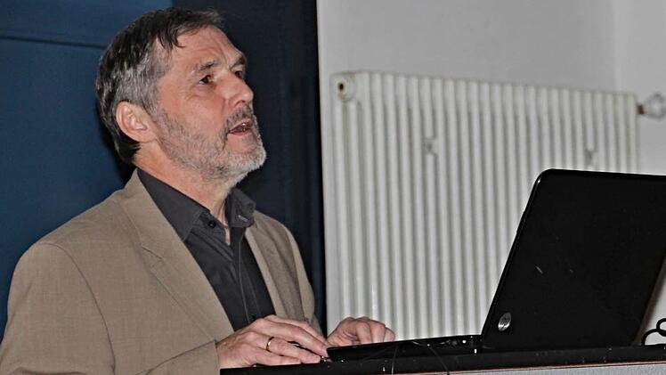 Pfarrer Bernd Grosser blickte in seiner gewohnt lockeren Art auf das zurückliegende Jahr zurück und ließ Erinnerungen in Bildern aufleben. Foto: Helmut Will