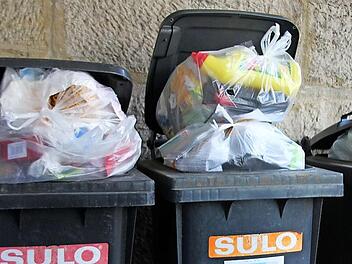 Da ist in der Hausmülltonne auch Zeugs drin, das in den Wertstoffhof oder einen gelben Sack/Tonne gehört. Aber das war nicht das Thema bei der Sitzung des Kreistag-Umweltausschusses gestern in Haßfurt. Wichtig ist aber immer: Wertstoffe müssen getrennt erfasst werden. Foto: Ralf Kestel
