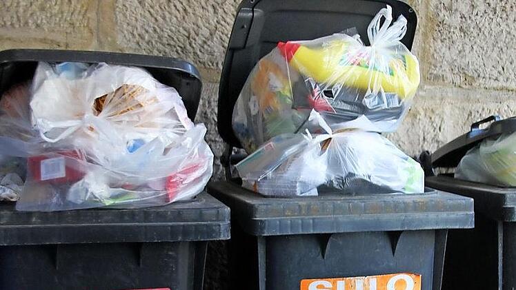 Da ist in der Hausmülltonne auch Zeugs drin, das in den Wertstoffhof oder einen gelben Sack/Tonne gehört. Aber das war nicht das Thema bei der Sitzung des Kreistag-Umweltausschusses gestern in Haßfurt. Wichtig ist aber immer: Wertstoffe müssen getrennt erfasst werden. Foto: Ralf Kestel
