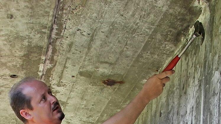 Die weißen Flecken sind durch Feuchtigkeit im Beton entstanden.