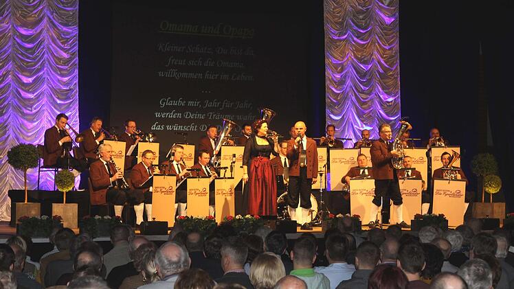 "Egerländer Musikanten - Das Original" war zu Gast in der Nordhalbener Nordwaldhalle und erfreute dabei die Zuhörer mit einen bunt gemixten Programm.