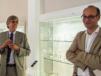 Sven Hauschke (rechts)  mit dem scheidenden Direktor der Kunstsammlungen, Klaus Weschenfelder. Jochen Berger