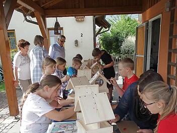 Die Kinder beim Bau der Vogelhäuschen  Foto: p