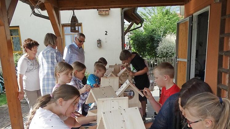 Die Kinder beim Bau der Vogelhäuschen  Foto: p