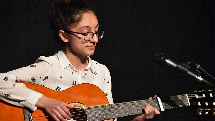 Das Gitarrespielen hat sich Ofeliya selbst beigebracht - hier sang sie "Halleluja" von Leonard Cohen.