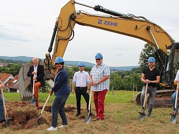 Unser Bild zeigt beim Spatenanstich (von links nach rechts): Daniel Wehner (1. Bürgermeister), Klaus Maaßen (Ingenieurbüro Stubenrauch), Silvia Metz (2. Bürgermeisterin),  Jan-Michael Derra  (Ingenieurbüro Stubenrauch), Egon Gessner (3. Bürgermeister), Steffen Hartmann (Zehe GmbH), Tony May (Gemeinderat). Foto: Charlotte Wittnebel-Schmitz